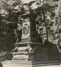 Cosel, Kriegerdenkmal vor der Post