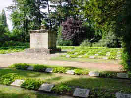 Lüneburg, Zentralfriedhof - Ehrenhain 1, Foto © 2004 Karin Offen