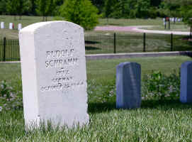 Tombstone over German POW grave, Camp Butler National Cemetery , Springfield, Illinois, 2006. Robert Lawton (2006).  (Benutzung unter der Creative Commons Attribution ShareAlike 2.5 Lizenz)